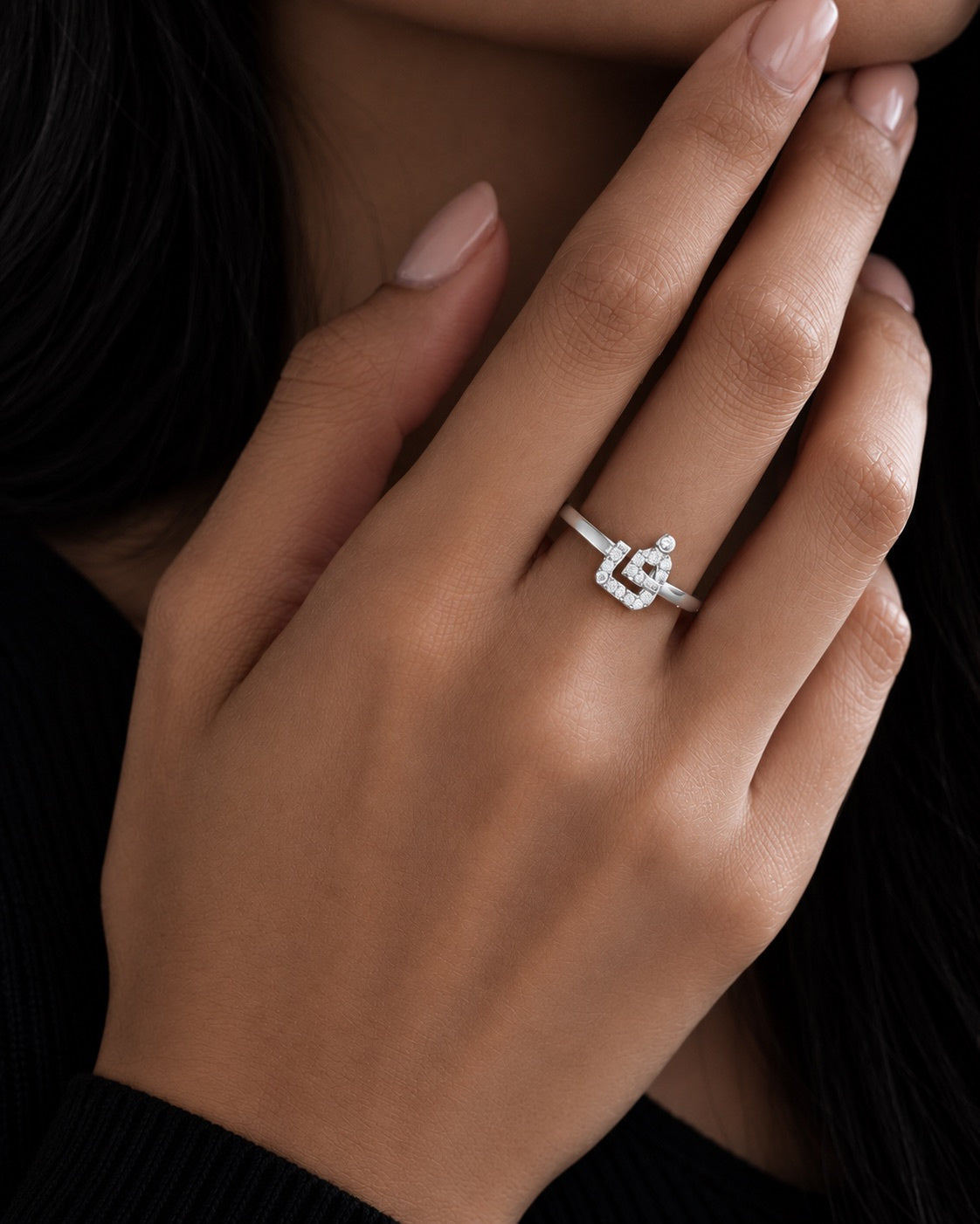 Zircon Arabic letter ring in 925 silver, worn on the hand